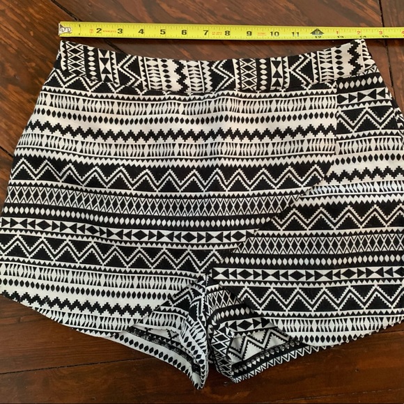 Decree Pants - Hold 3 Size 7 black white skort skirt short Aztec casual summer vacation women